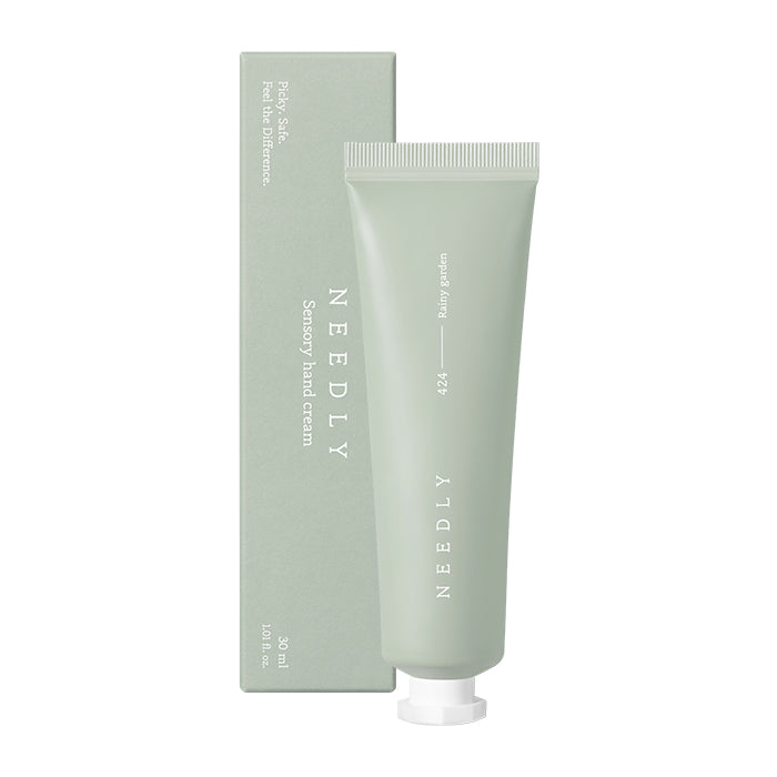 Mitrinošs roku krēms YABUKO Sensory Rainy Garden 30ml ar ziedu un zaļumu aromātu, uzsver roku kopšanas procesu.