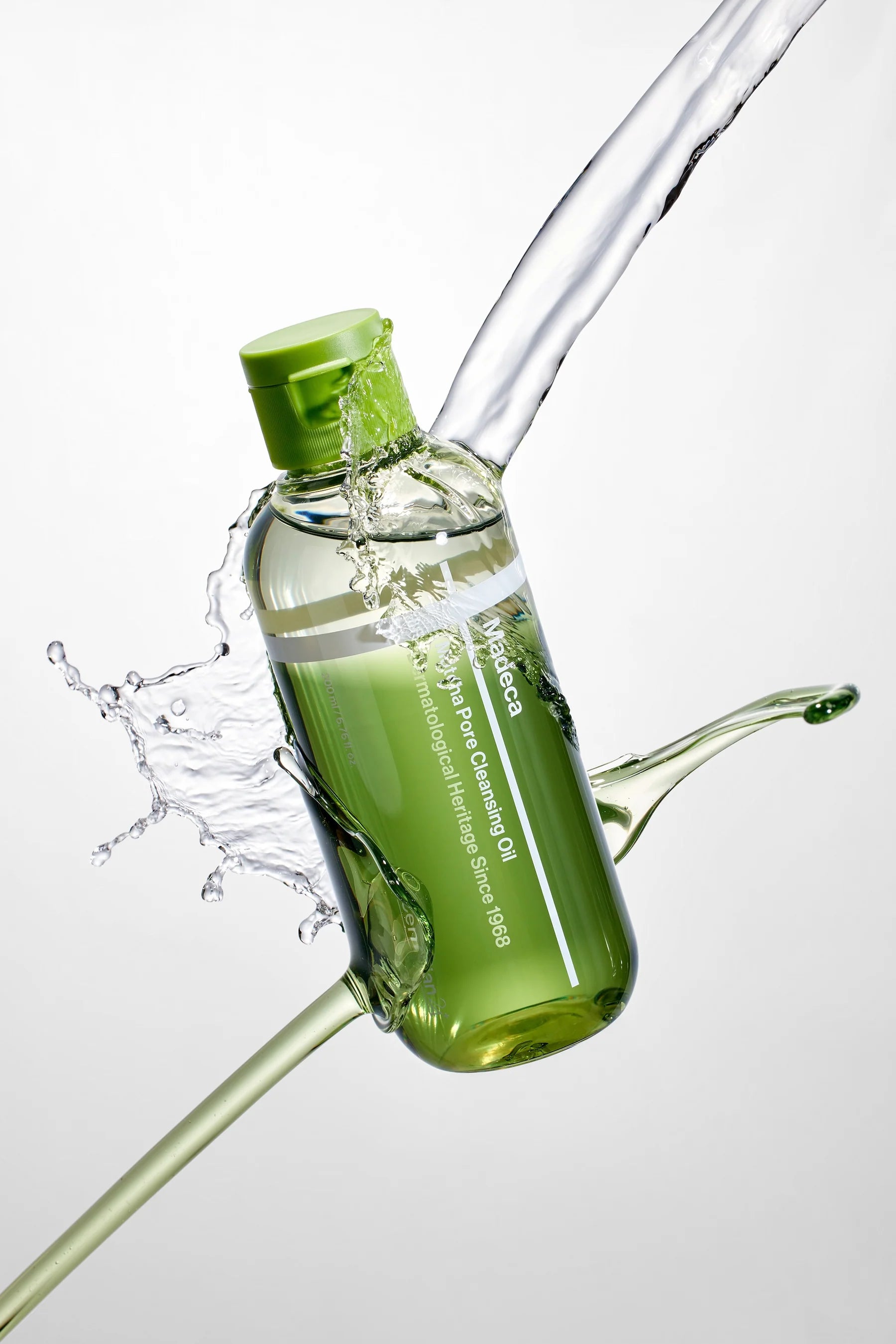 YABUKO Centellian24 Madeca Matcha sejas tīrīšanas eļļa porām, 200ml, ar matcha un centrālo sastāvdaļu.