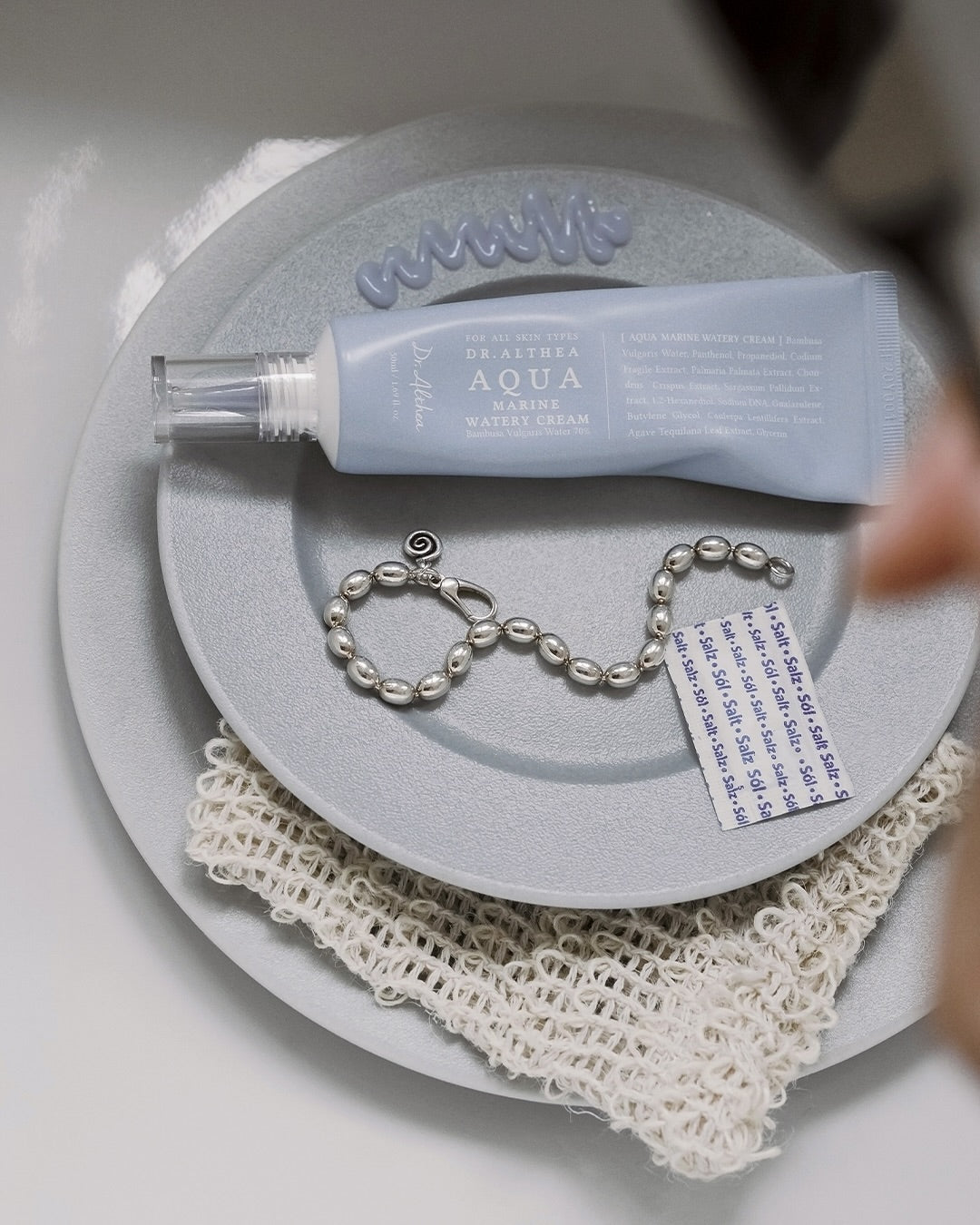 Mitinošs sejas krēms YABUKO Dr. Althea Aqua Marine Watery Cream 50ml ar mitrinošām sastāvdaļām, uz gludas un svaigas ādas.