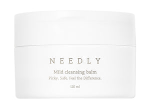 Sejas maigs attīrošais balzams YABUKO Needly Mild Cleansing Balm 120ml, uzklāts uz sejas ādas.