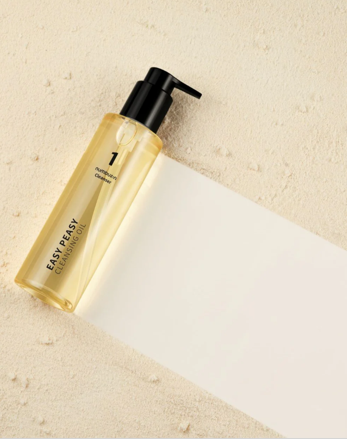 YABUKO Maiga attīroša sejas eļļa Numbuzin No.1 Easy Peasy Cleansing Oil, pudelē ar eļļas tekstūru un rozā iepakojumu