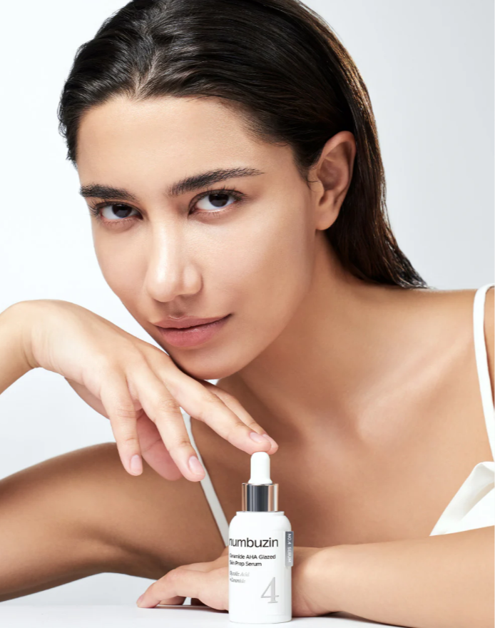 YABUKO Numbuzin No.4 Ceramide AHA serums ar keramikīdiem un AHA, mirdzošai ādas kopšanai, uz seruma pudeles ar baltu šķidru tekstūru.