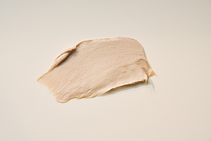 YABUKO SKIN1004 Madagascar Centella Ampoule Foam 125ml uz sūkņu iepakojuma ar zaļas krāsas iepakojumu un uzrakstu.