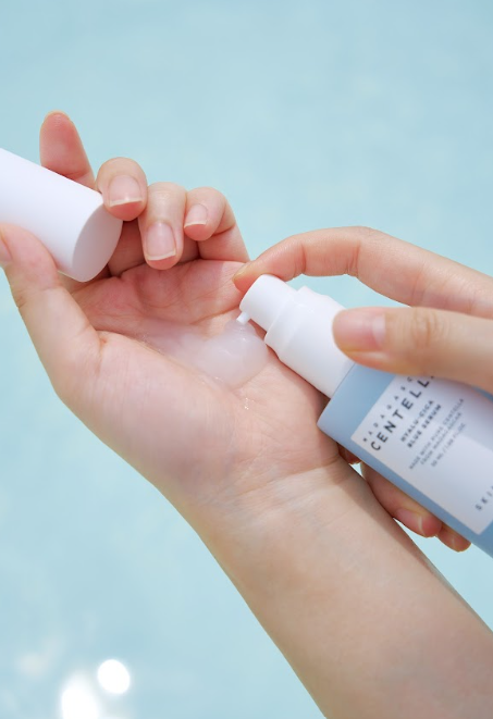 Mitinošs serums ar centellu un hialuronskābi no SKIN1004, 50ml, uzsver mitrināšanu un ādas atjaunošanu.