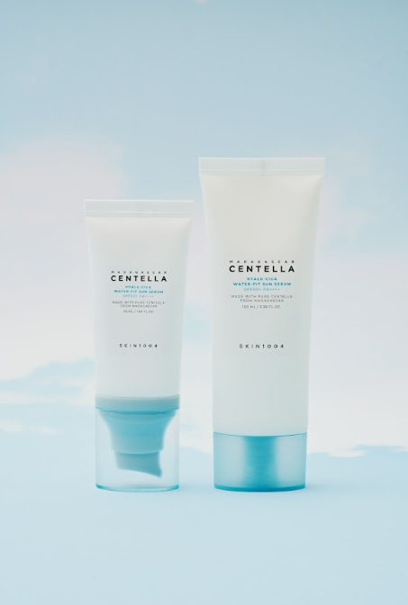 Saules serums SKIN1004 Sejai YABUKO ar SPF50, mitrināšanas un ādas kopšanas īpašībām, zaļa un caurspīdīga iepakojuma attēls.