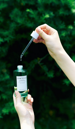 Nomierinoša ampula no SKIN1004 Madagascar Centella Tea-Trica reljefa, 100 ml, ar augu ekstraktiem un relaksējošu efektu.