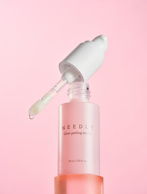 YABUKO Needly Glow Peeling Serums pudelīte 30ml ar seruma pudeli un uzlādējošu dizainu.