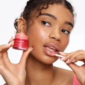 Skaists YABUKO Nakts lūpu maska LANEIGE Lip Sleeping Mask EX Berry 20g ar krāsu un iepakojumu.