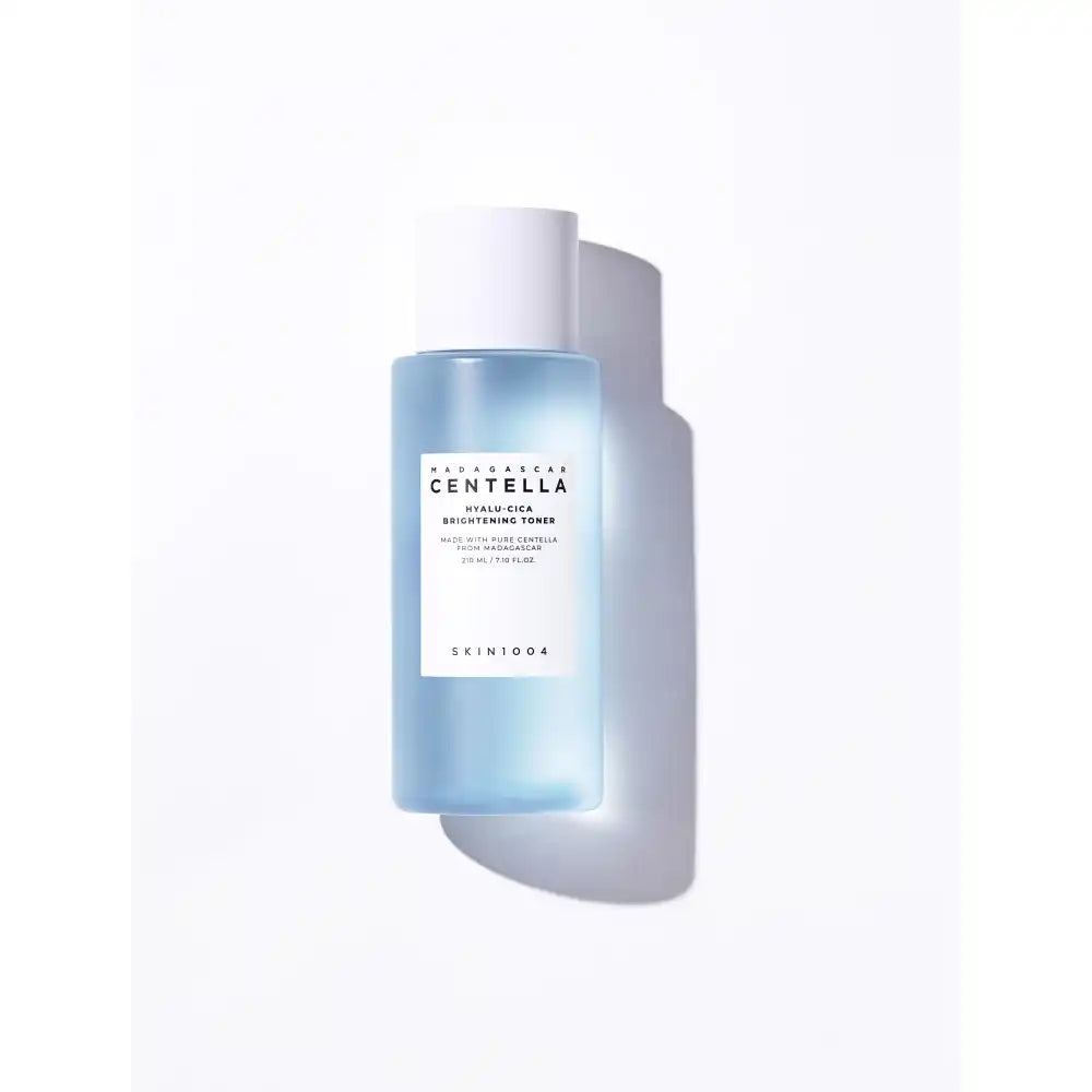 Mitinošs Centella un Hyalu-Cica toniks no SKIN1004, 210ml, ar dabīgām sastāvdaļām, piemērots ādas mitrināšanai un iekaisuma mazināšanai.