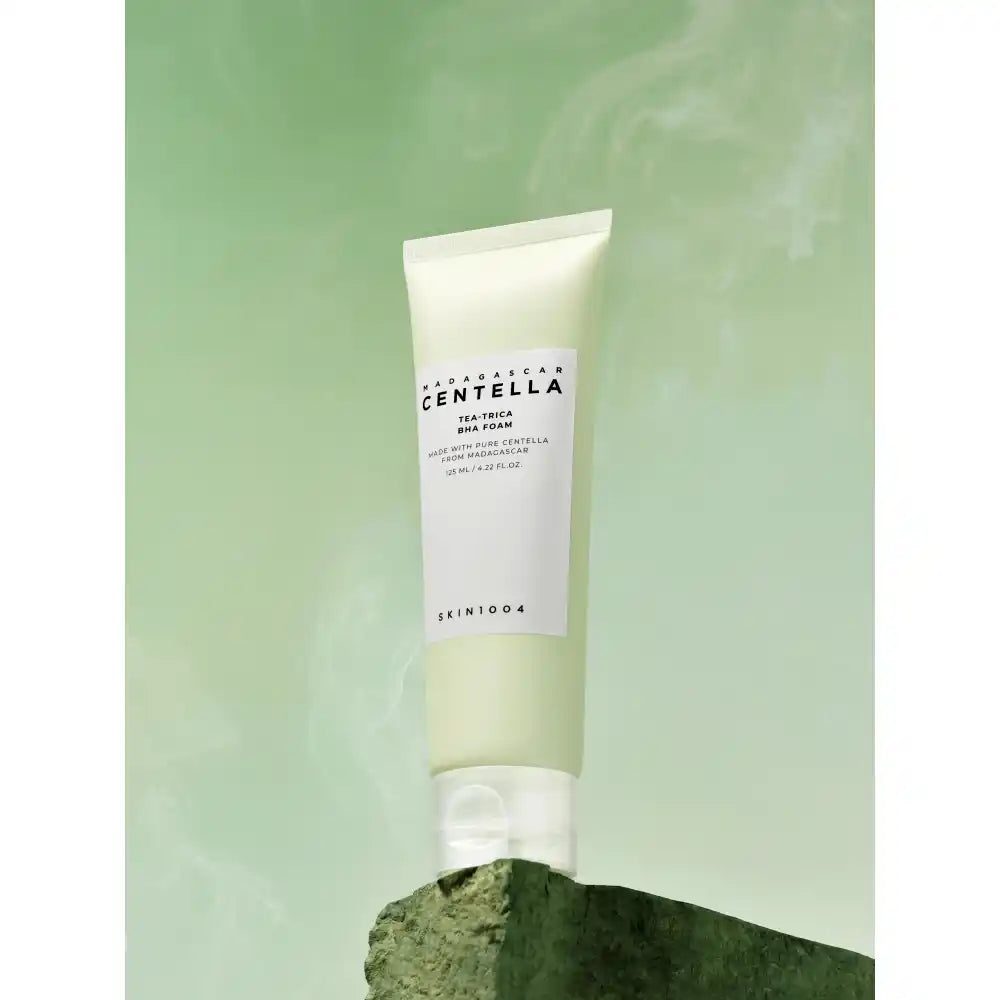 Sejas tīrīšanas putas SKIN1004 Madagascar Centella Tea-Tree BHA, 125ml, ar mitrinošu un attīrošu efektu, uz galda.