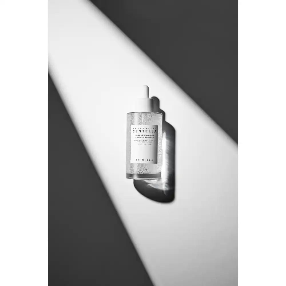 YABUKO SKIN1004 Madagaskaras Centella tonējoša kapsulu ampula, 100ml, skaidra un gēla tekstūra, ādas kopšanai.